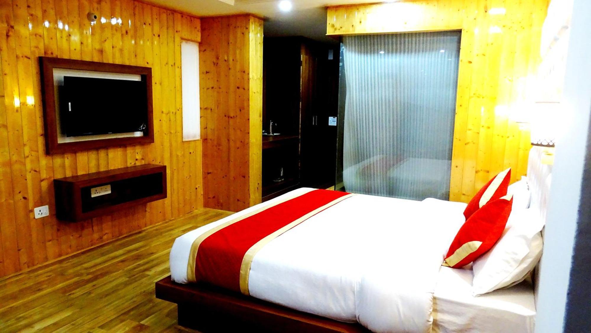 Humble Holiday Inn Kufri Simla Exterior photo